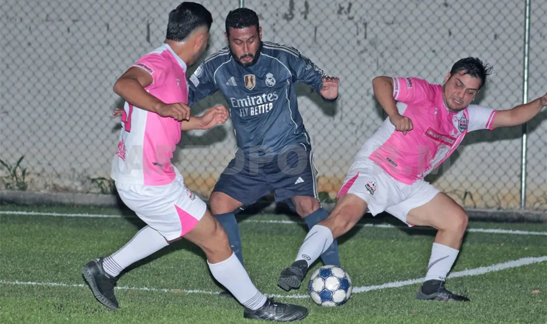 Osvaldo Madariaga fue la gran figura del partido al marcar cinco goles en la victoria por 9-3 sobre Sobrinos de Tía Yuyi. Alan Pola/CP