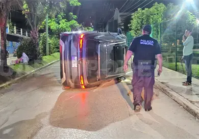 Pierde el control y vuelca tras subirse a camellón Pierde el control y vuelca tras subirse a camellón