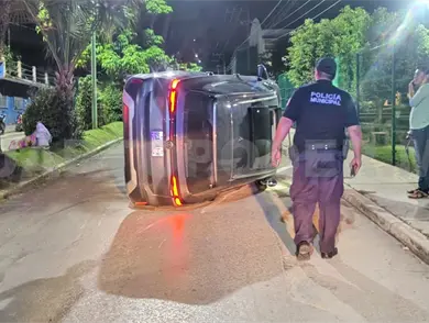 Pierde el control y vuelca tras subirse a camellón