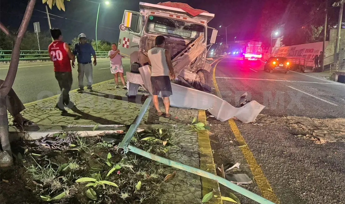 El chofer resultó ileso, aunque las averías fueron considerables. Ulises Villalobos / CP