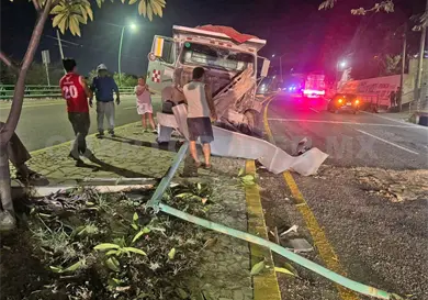 Volteo se estrella contra un poste de alumbrado Volteo se estrella contra un poste de alumbrado