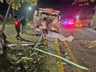 Volteo se estrella contra un poste de alumbrado