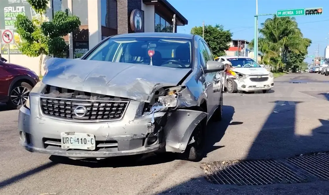 Uno de los automóviles no respetó el alto que le marcaba el semáforo. Víctor Sánchez / CP
