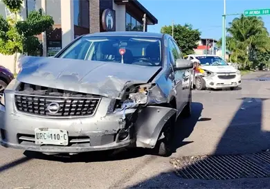 No respetan el rojo del semáforo y chocan No respetan el rojo del semáforo y chocan
