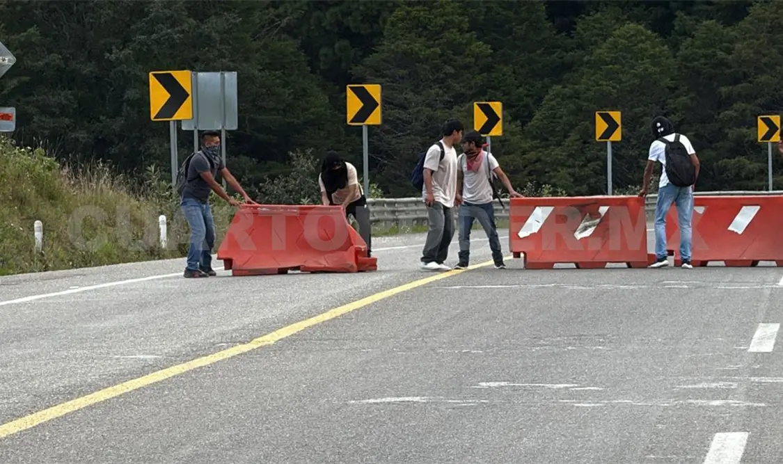 La marcha inició a las 16:00 horas desde el kilómetro 46 de la carretera de cuota San Cristóbal-Tuxtla Gutiérrez. Manuel Martínez / CP