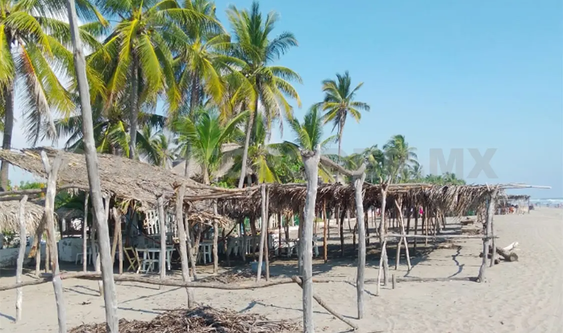 Palapas restauranteras en el centro turístico de Puerto Arista fueron dañadas. Noel Vázquez / CP