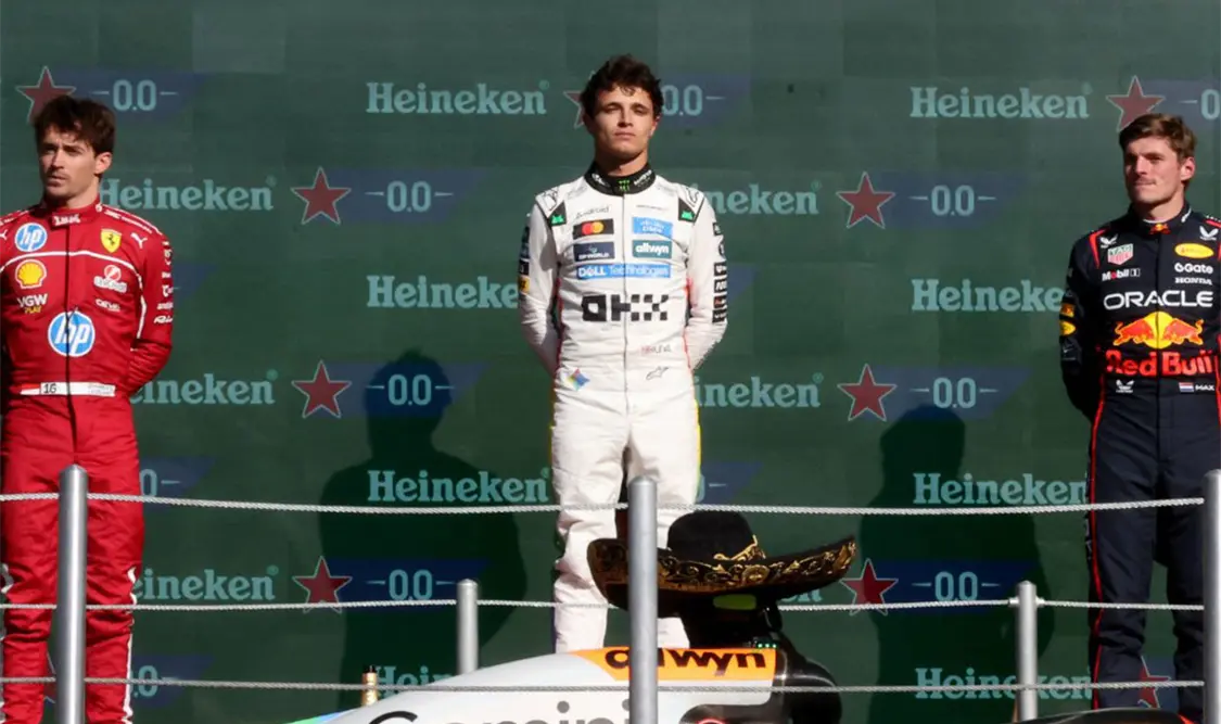 Charles Leclerc y Max Verstappen completaron el podio. Así, el británico superó a su compañero Oscar Piastri, ausente en el podio por sexta ocasión consecutiva. Agencias