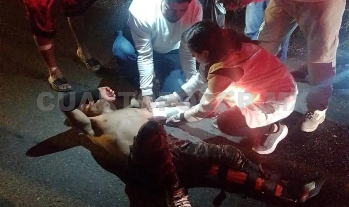 La motocicleta quedó destrozada tras salir de la carretera rumbo a Socoltenango, y los ocupantes malheridos. CP