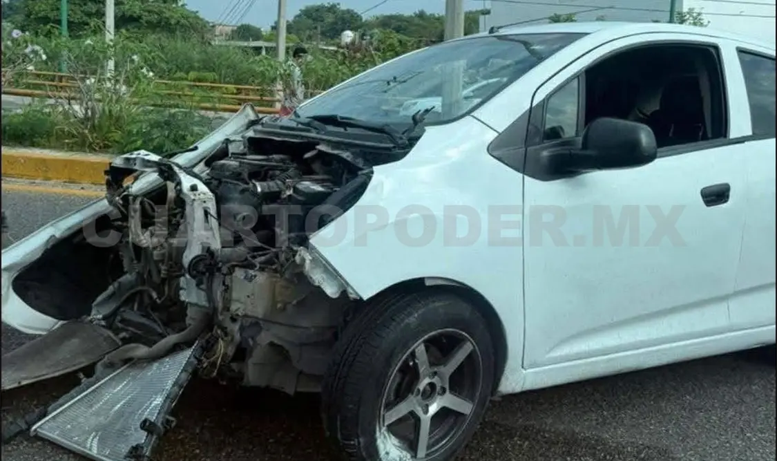 El vehículo acabó destruido del frente tras la violenta colisión contra el camellón. Ulises Villalobos / CP