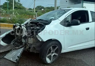 Cuantiosos daños materiales por aparatoso choque Cuantiosos daños materiales por aparatoso choque