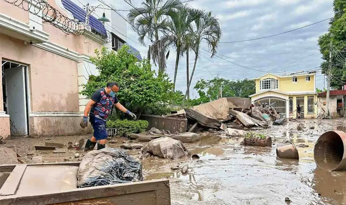 Siguen ocho desaparecidos tras inundaciones