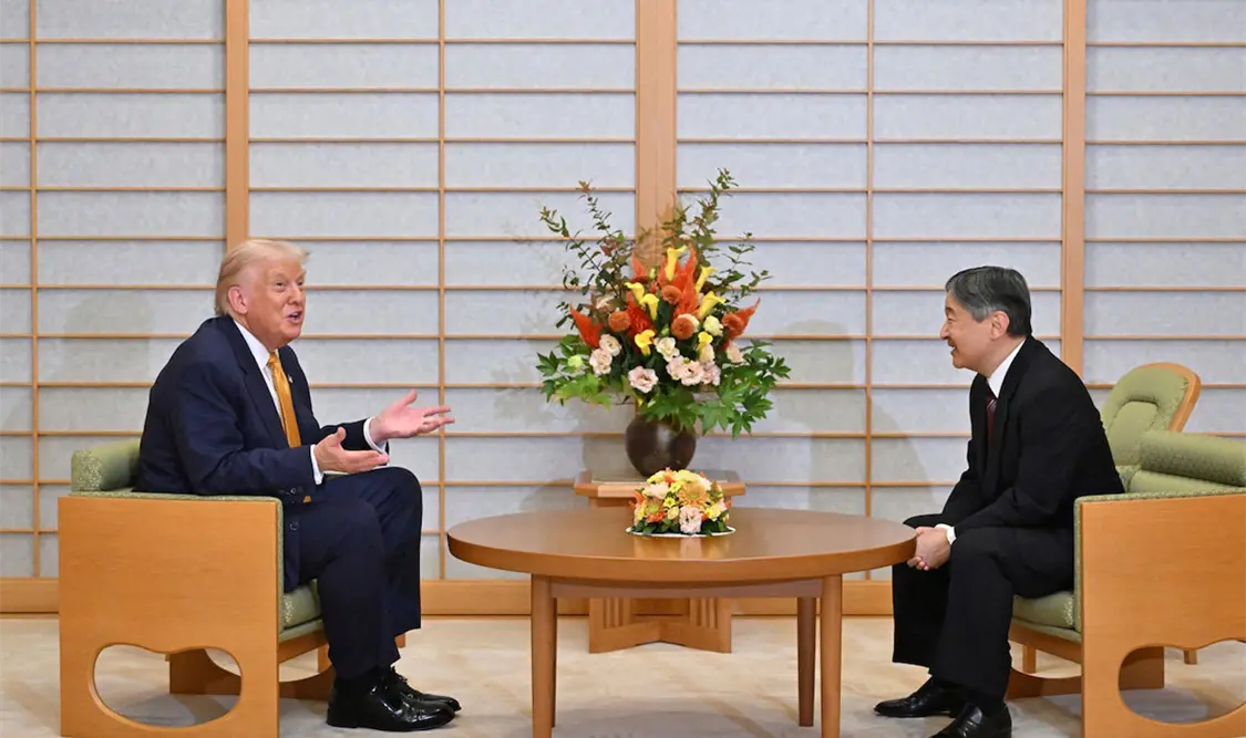 Reciben con honores a Trump en Japón