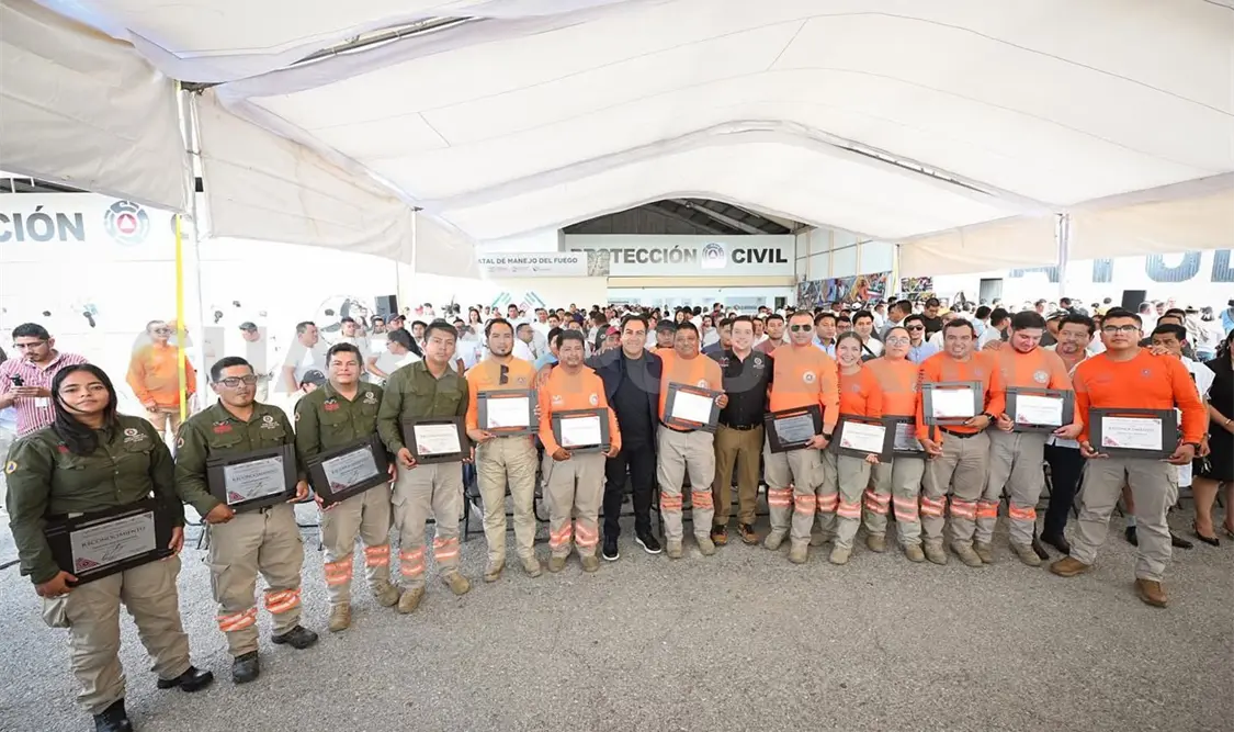 Muchos rescatistas recibieron un reconocimiento de manos del gobernador. Cortesía