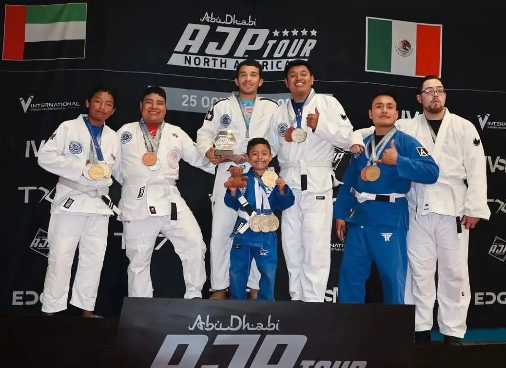 Los alumnos de la MR Brazilian Jiu Jitsu Academy México, en lo alto del podio. Cortesía
