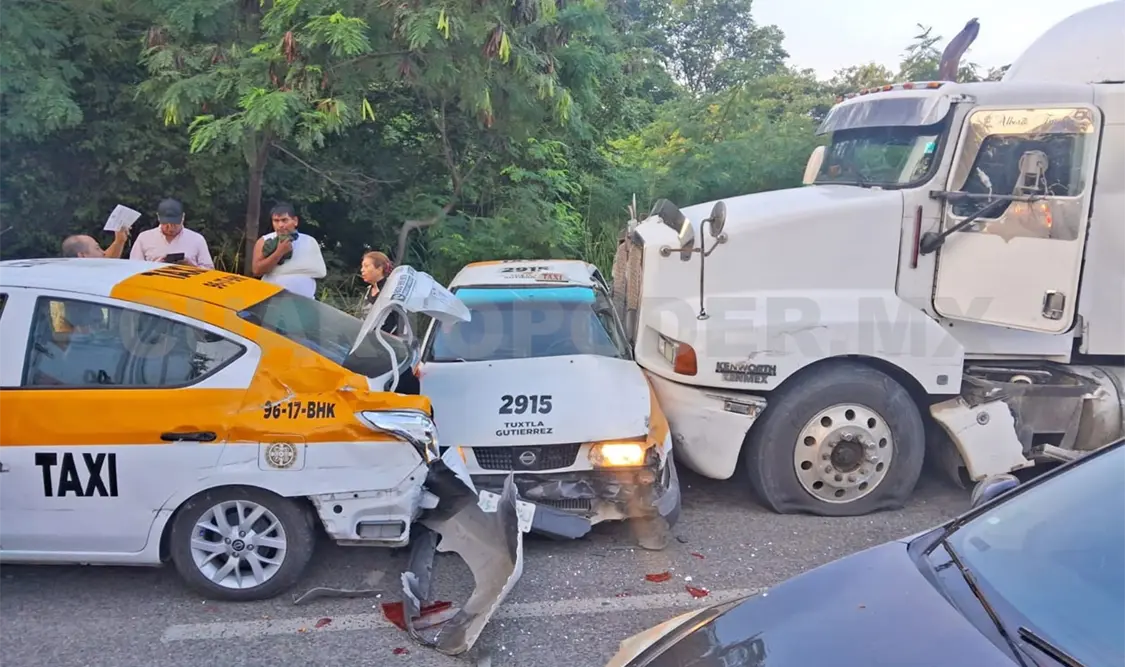 Los afectados eran cuatro taxis, dos particulares y un camión de carga. Ulises Villalobos / CP