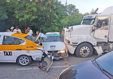 Se le van los frenos y embiste fila de autos Se le van los frenos y embiste fila de autos
