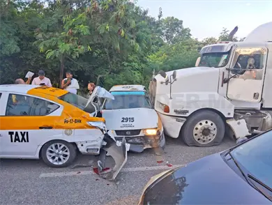 Se le van los frenos y embiste fila de autos