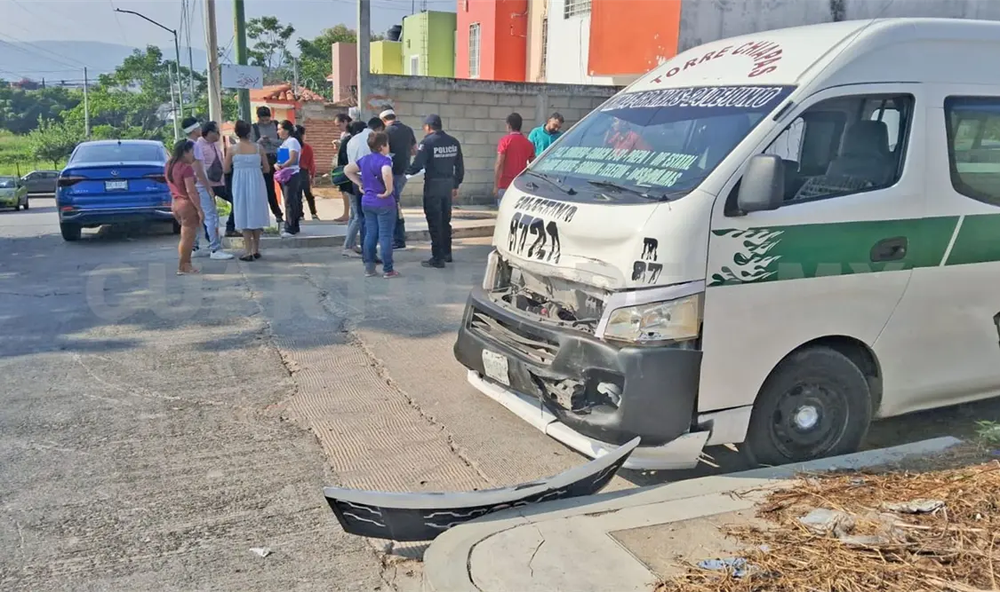 Al pasarse la preferencia le cortó la circulación al colectivo. Ulises Villalobos / CP