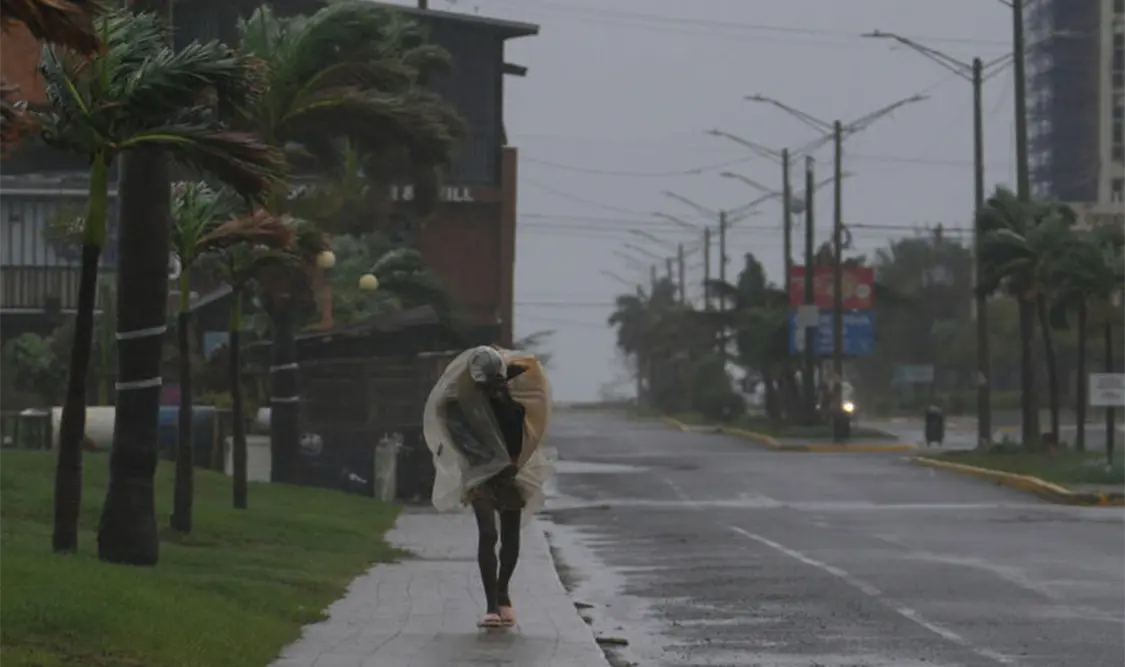 Alertan a mexicanos en el exterior por huracán