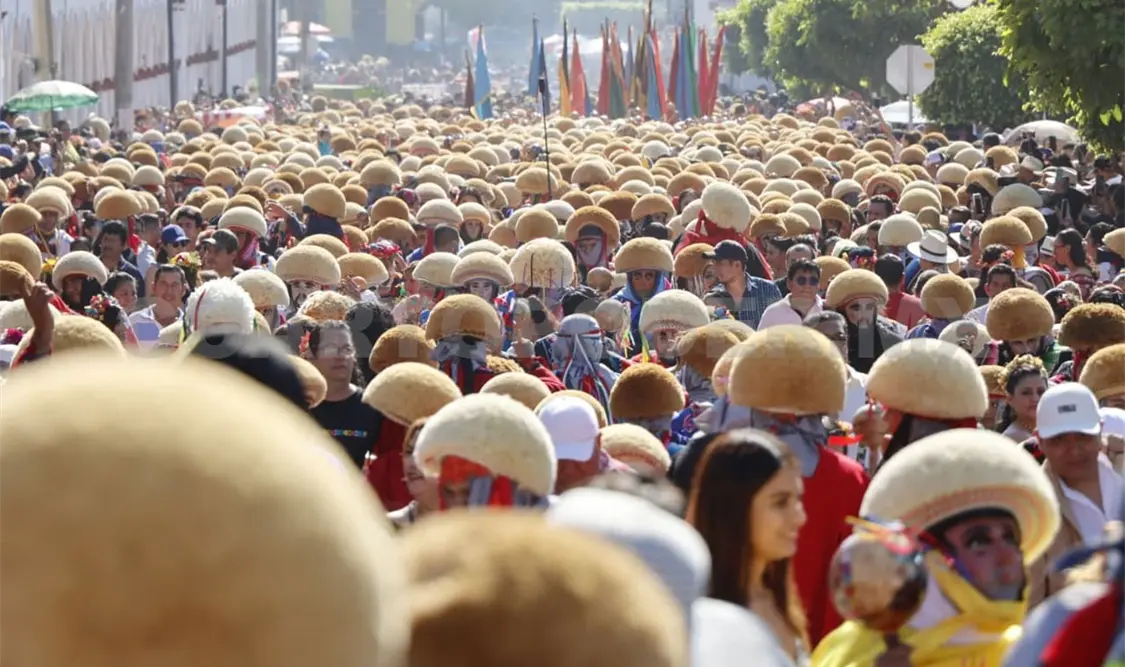 En el mes de enero, miles de personas se concentran en Chiapa de Corzo para disfrutar de la danza de los Parachicos. Diego Pérez / CP
