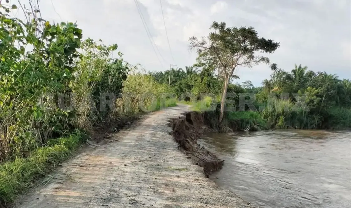 Así es como el río ha carcomido la vía. Víctor Sánchez / CP