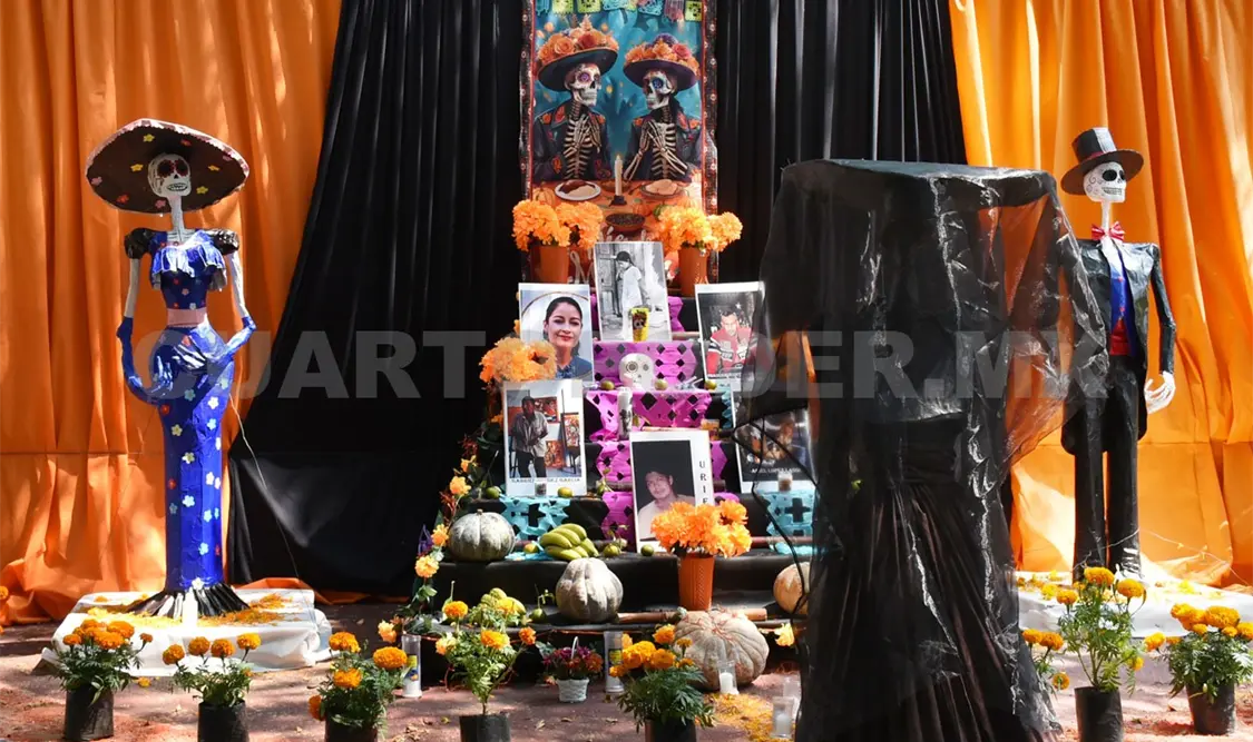 Catrinas, catrines y alebrijes adornan el parque Rincón del Arte. Guillermo Ramos / CP