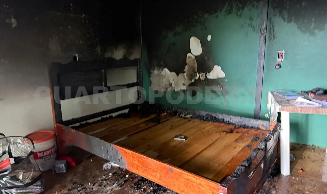 Las llamas alcanzaron una cama. Manuel Martínez / CP