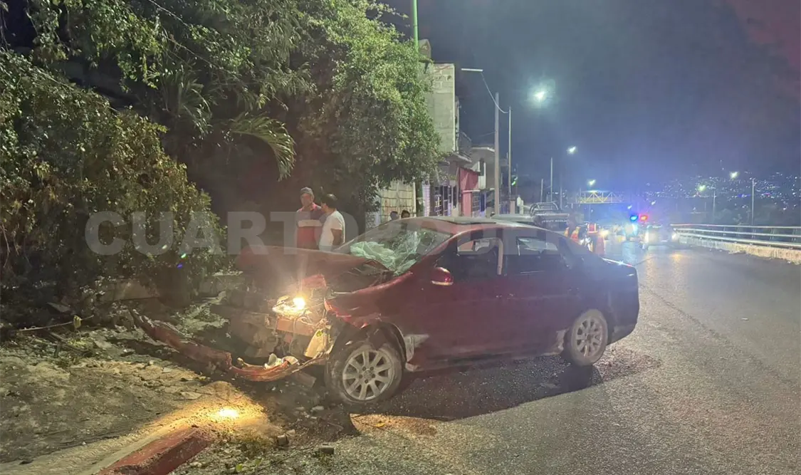 El automovilista perdió el control y se estampó en la guarnición en la Calzada al Sumidero. Ulises Villalobos / CP