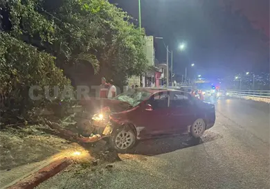 Pierde el control y se estrella en guarnición Pierde el control y se estrella en guarnición