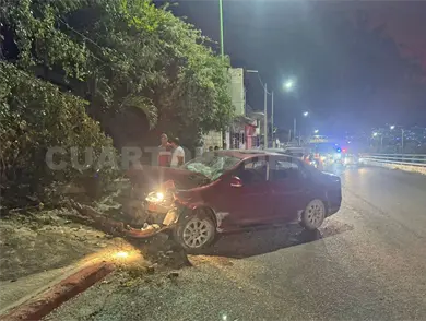 Pierde el control y se estrella en guarnición