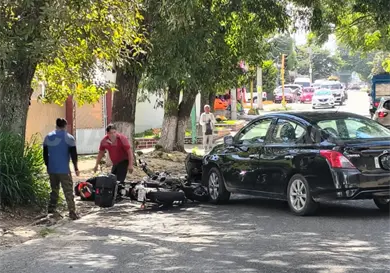 Intentan ganar el paso y terminan chocando entre sí Intentan ganar el paso y terminan chocando entre sí