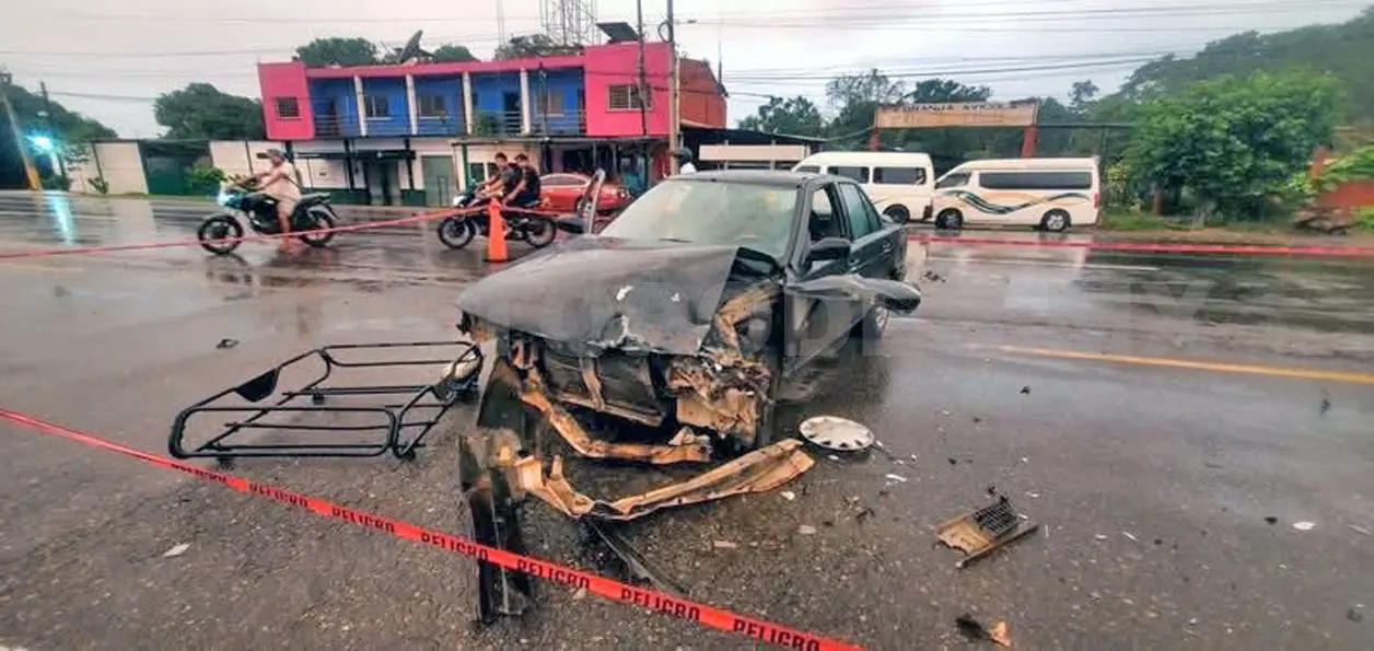 Los tres resultaron con daños tras el choque múltiple en el crucero de Xochiltepec. Víctor Sánchez / CP