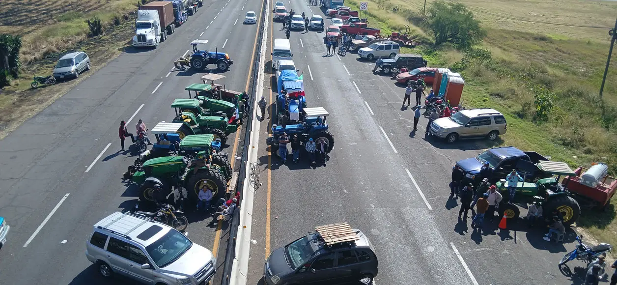 Agricultores de sorgo bloquean la Panamericana