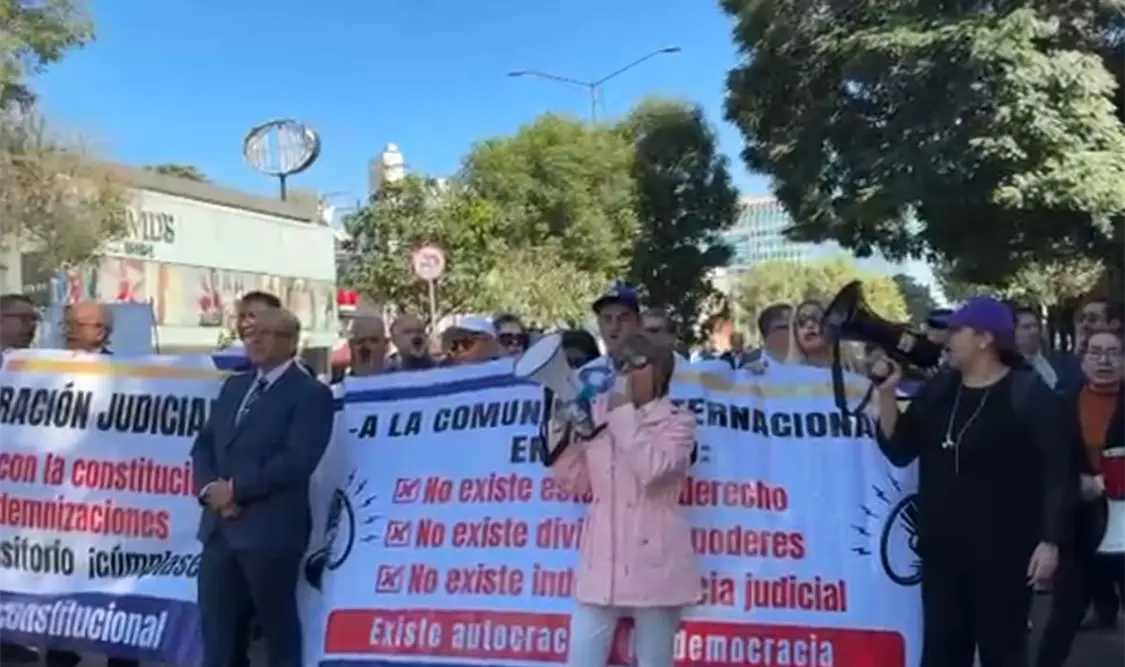 Unos 50 juzgadores se manifestaron el miércoles frente a la sede del OAJ. El Universal