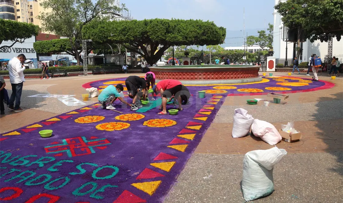 La elaboración de la alfombra de aserrín tomó más de 10 horas. Carlos López / CP