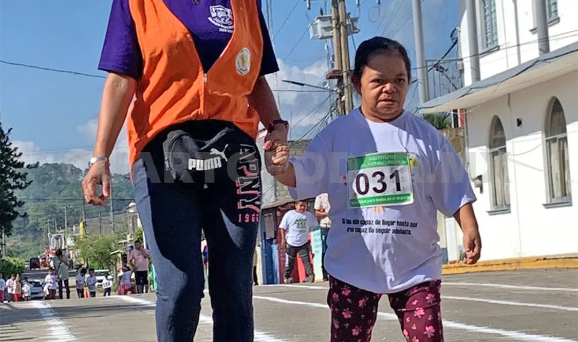 El parque central de Ángel Albino Corzo fue el punto de partida para esta emotiva justa atlética incluyente. Cortesía