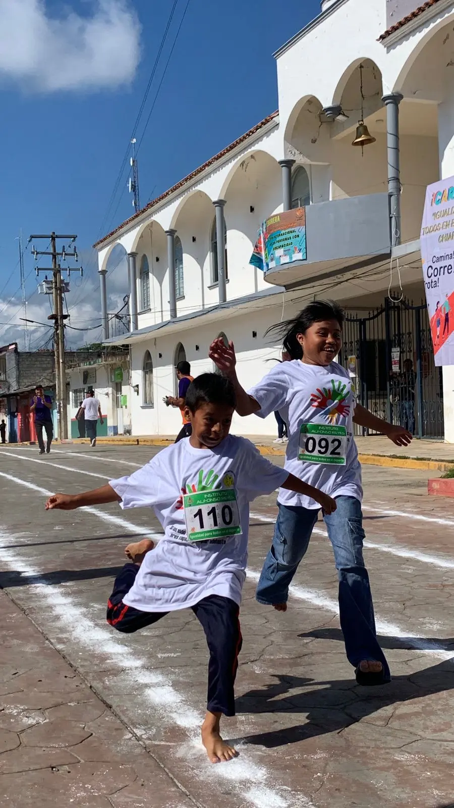 El parque central de Ángel Albino Corzo fue el punto de partida para esta emotiva justa atlética incluyente. Cortesía