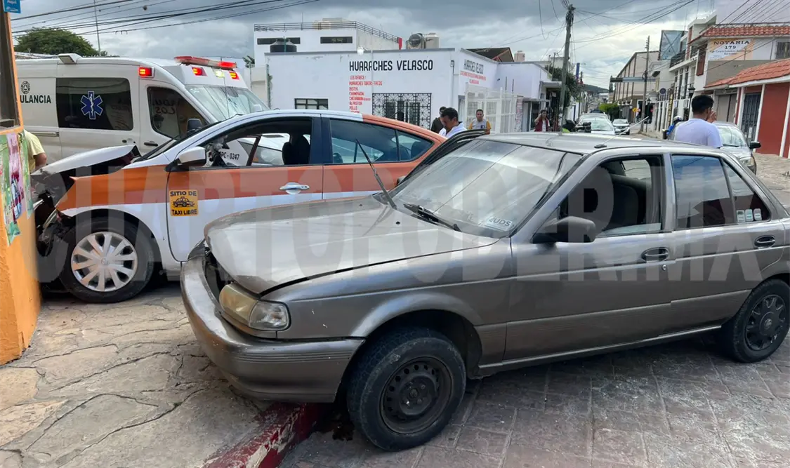 Choque entre taxi y automóvil salda con cinco heridos