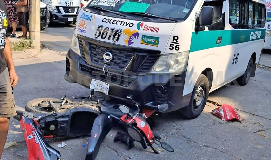 Debajo del colectivo acabó la moto al ser embestida en Patria Nueva. Ulises Villalobos / CP