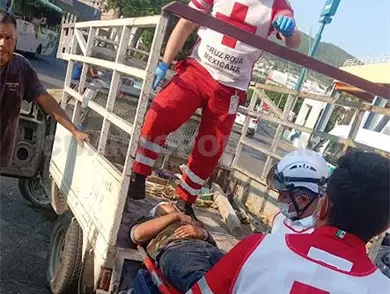 Se le van los frenos y se impacta en un árbol