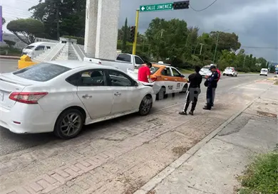 Dos conductores ebrios provocan percances viales Dos conductores ebrios provocan percances viales