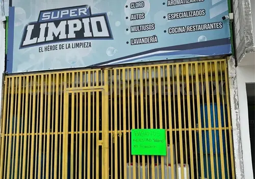 Trabajadores de limpieza exigen pago de salarios