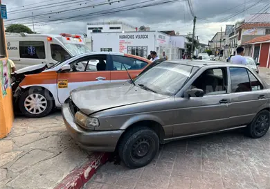 Choque entre taxi y auto salda con cinco lesionados Choque entre taxi y auto salda con cinco lesionados