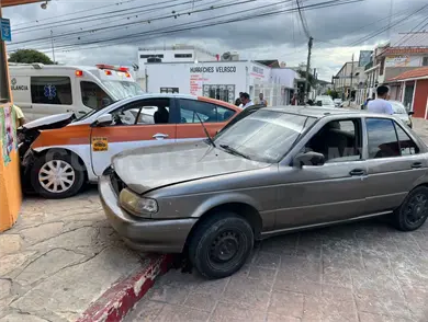 Choque entre taxi y auto salda con cinco lesionados