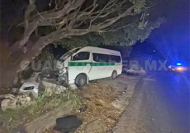 Colectivo colisiona en un cúmulo de rocas Colectivo colisiona en un cúmulo de rocas