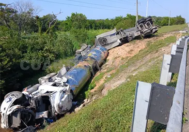 Queda recostada pipa cargada con gasolina Queda recostada pipa cargada con gasolina