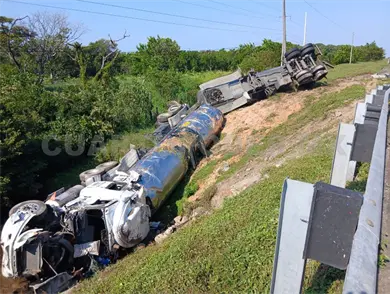 Queda recostada pipa cargada con gasolina
