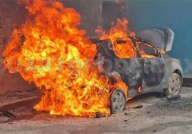 Se incendia un vehículo y es calcinado por completo Se incendia un vehículo y es calcinado por completo