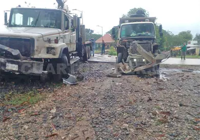 Camiones chocan en un cruce ferroviario Camiones chocan en un cruce ferroviario