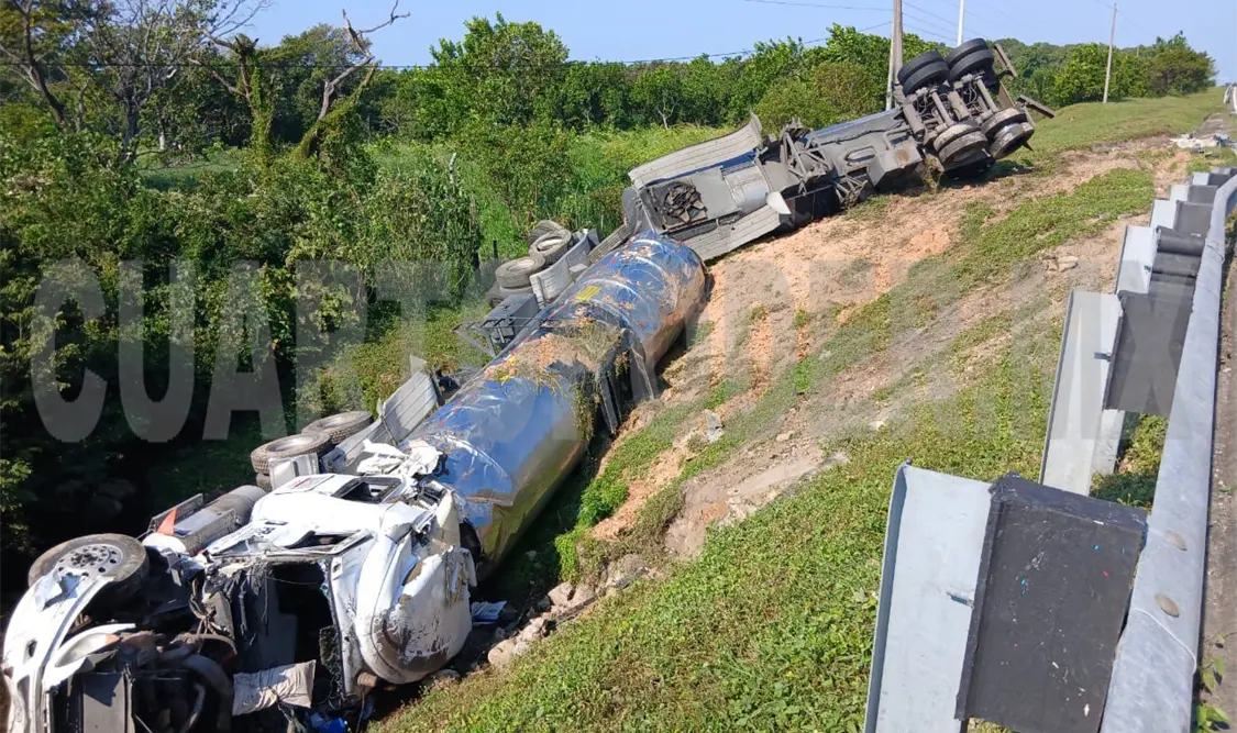 Queda recostada pipa cargada con gasolina